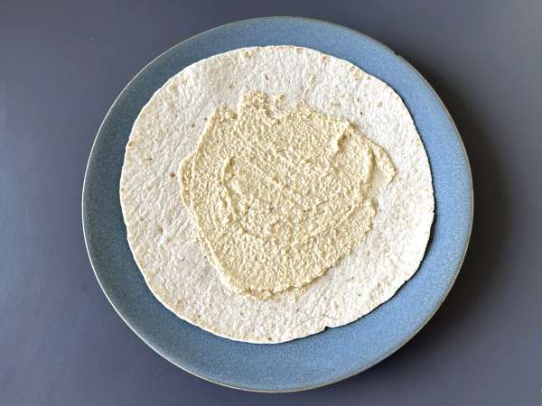 Sredozemski zavitek, polnjen s humusom, rukolo, papriko in feto - Priprava korak 2