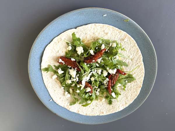 Sredozemski zavitek, polnjen s humusom, rukolo, papriko in feto - Priprava korak 3