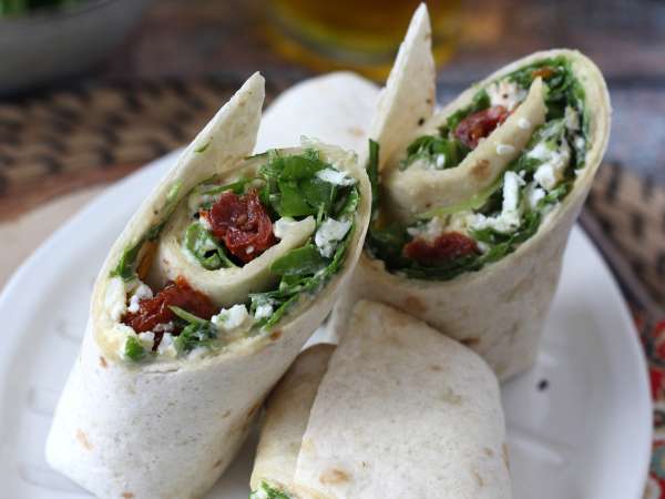 Sredozemski zavitek, polnjen s humusom, rukolo, papriko in feto - Priprava korak 5