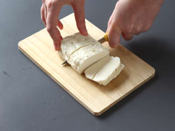 V ponvi ocvrt sladko-kisel Halloumi z medom in rožmarinom - Priprava korak 1