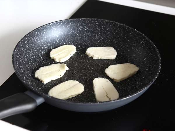 V ponvi ocvrt sladko-kisel Halloumi z medom in rožmarinom - Priprava korak 3