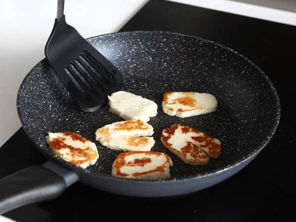 V ponvi ocvrt sladko-kisel Halloumi z medom in rožmarinom - Priprava korak 4