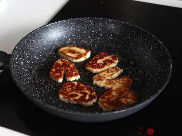 V ponvi ocvrt sladko-kisel Halloumi z medom in rožmarinom - Priprava korak 5