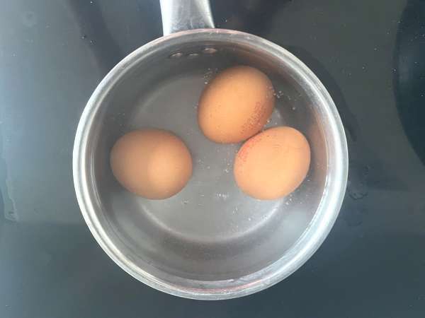 Tamago sando: znameniti japonski sendvič z jajci, ki ga najdete v konbini! - Priprava korak 1