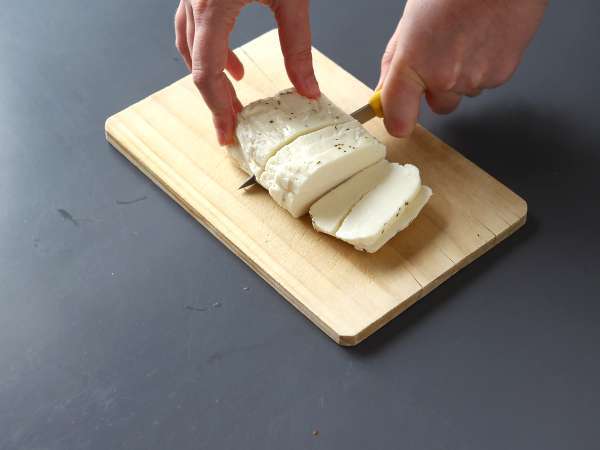 Halloumi z medom, pečen na žaru v aparatu za cvrtje na zraku - Priprava korak 1