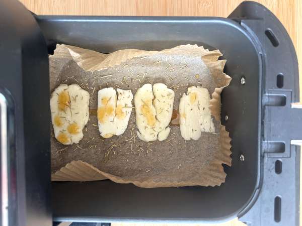 Halloumi z medom, pečen na žaru v aparatu za cvrtje na zraku - Priprava korak 3