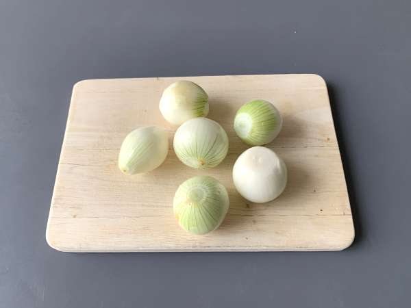 Kako pripraviti hrustljavo čebulo v pečici? - Priprava korak 1