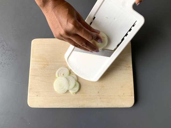 Kako pripraviti hrustljavo čebulo v pečici? - Priprava korak 2