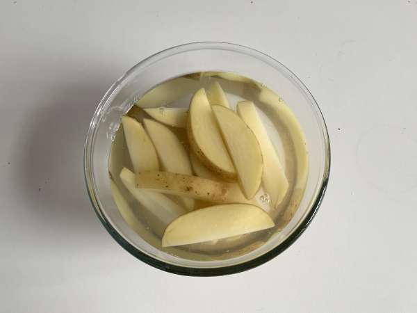 Kako pripraviti hrustljav krompirček v aparatu za cvrtje na zraku? - Priprava korak 3