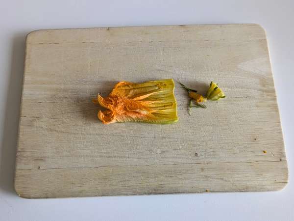 Testenine s cvetovi bučk, rikoto in pistacijami - Priprava korak 2