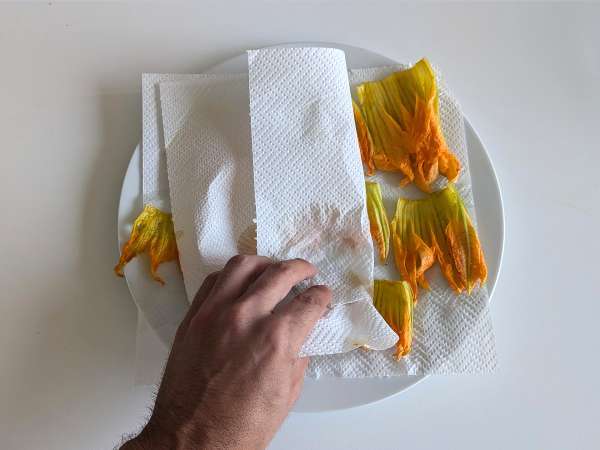 Testenine s cvetovi bučk, rikoto in pistacijami - Priprava korak 3