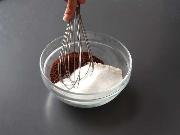 Najboljši čokoladni mafini: veliki in vlažni - Priprava korak 1