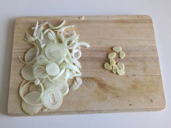 Kremne čebulne testenine: okusna in zelo poceni prva jed! - Priprava korak 1
