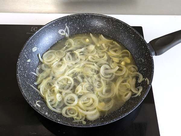 Kremne čebulne testenine: okusna in zelo poceni prva jed! - Priprava korak 3