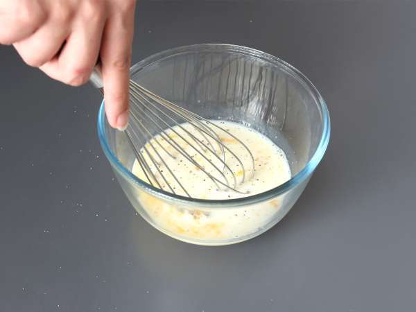 Kaj storiti s tortiljami Šunka, špinača in mocarela v gratiniranem testu v slogu torte z mrvicami - Priprava korak 1