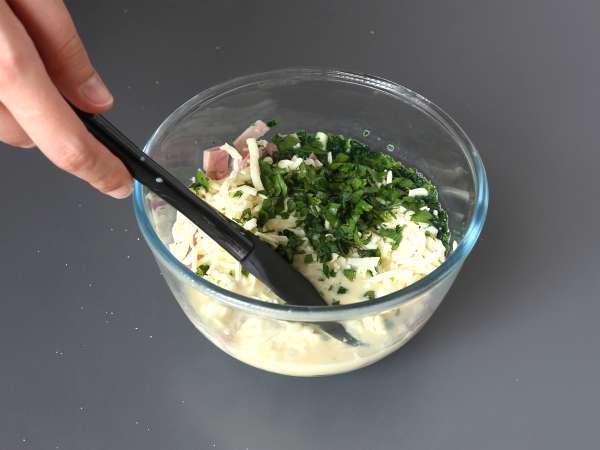 Kaj storiti s tortiljami Šunka, špinača in mocarela v gratiniranem testu v slogu torte z mrvicami - Priprava korak 2