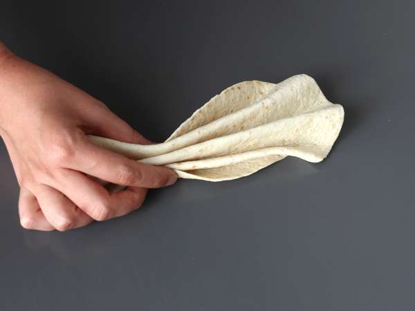 Kaj storiti s tortiljami Šunka, špinača in mocarela v gratiniranem testu v slogu torte z mrvicami - Priprava korak 3