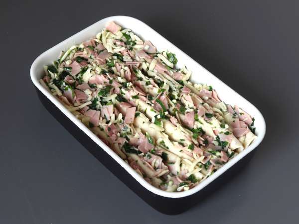 Kaj storiti s tortiljami Šunka, špinača in mocarela v gratiniranem testu v slogu torte z mrvicami - Priprava korak 5