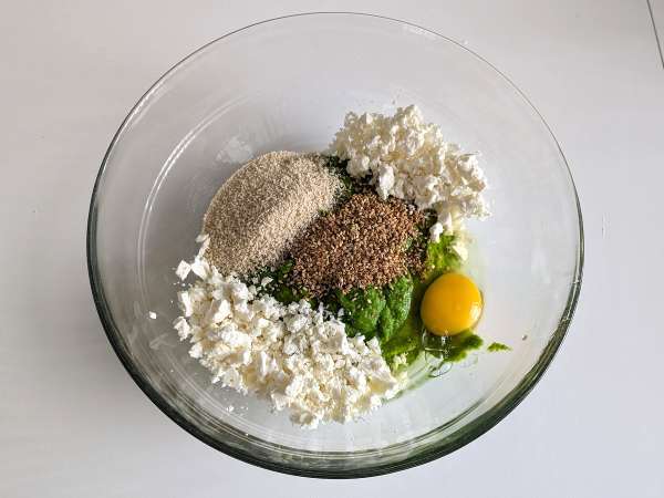 Kroglice z grahom in feto v zračnem cvrtniku: okusne in zelo hitre za pripravo! - Priprava korak 4