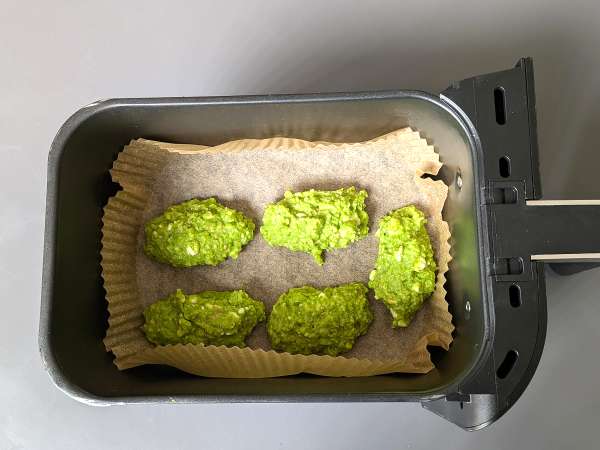 Kroglice z grahom in feto v zračnem cvrtniku: okusne in zelo hitre za pripravo! - Priprava korak 7