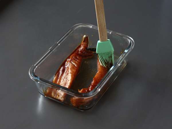 Kako pripravite skušo? Preizkusite ta recept z glazuro iz sojine omake in medu! - Priprava korak 4