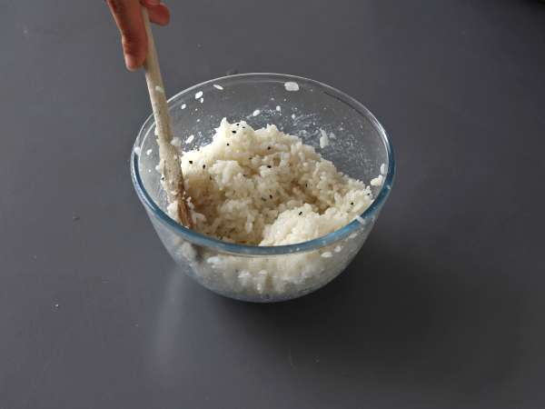 Onigiri s tuno, majhen japonski trikotni sendvič z rižem - おにぎり - Priprava korak 4