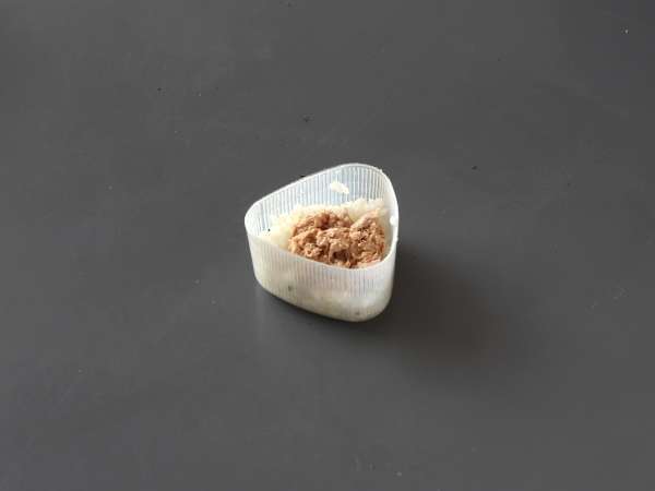 Onigiri s tuno, majhen japonski trikotni sendvič z rižem - おにぎり - Priprava korak 6