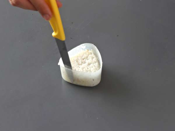 Onigiri s tuno, majhen japonski trikotni sendvič z rižem - おにぎり - Priprava korak 8