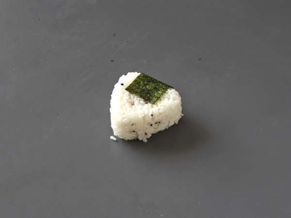 Onigiri s tuno, majhen japonski trikotni sendvič z rižem - おにぎり - Priprava korak 10