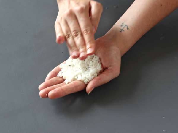 Onigiri s tuno, majhen japonski trikotni sendvič z rižem - おにぎり - Priprava korak 11