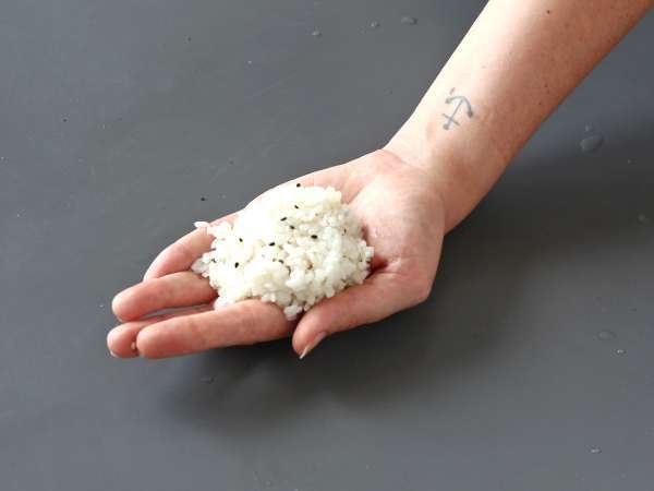Onigiri s tuno, majhen japonski trikotni sendvič z rižem - おにぎり - Priprava korak 12