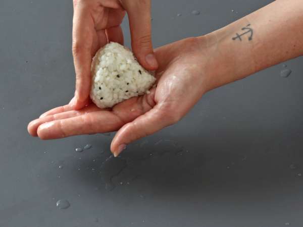 Onigiri s tuno, majhen japonski trikotni sendvič z rižem - おにぎり - Priprava korak 13