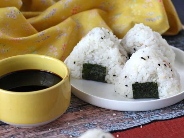 Onigiri s tuno, majhen japonski trikotni sendvič z rižem - おにぎり - Priprava korak 15