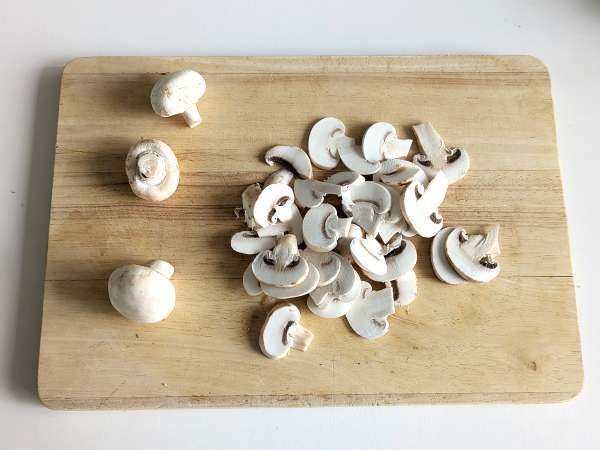 Kremne testenine z gobami in klobaso - Priprava korak 1