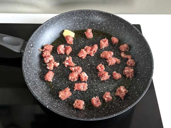 Kremne testenine z gobami in klobaso - Priprava korak 2