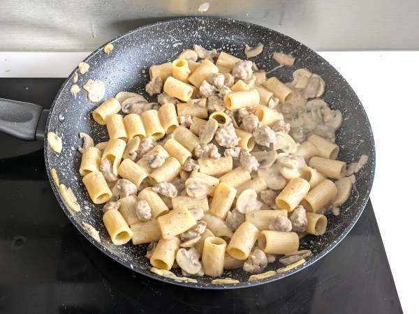 Kremne testenine z gobami in klobaso - Priprava korak 8