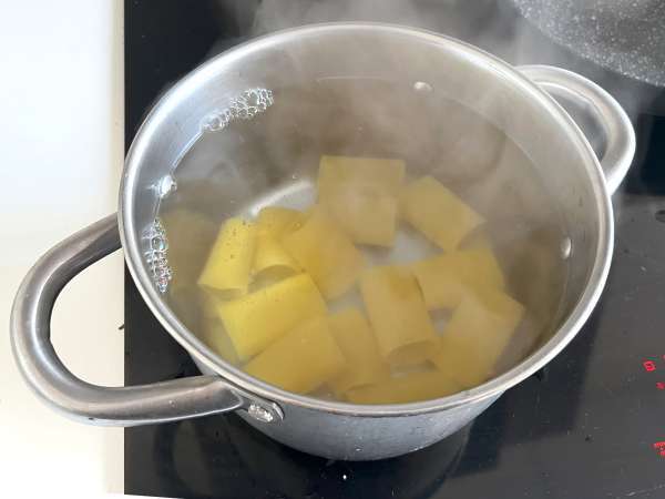 Testenine s kremo rikote in baziliko - Priprava korak 1