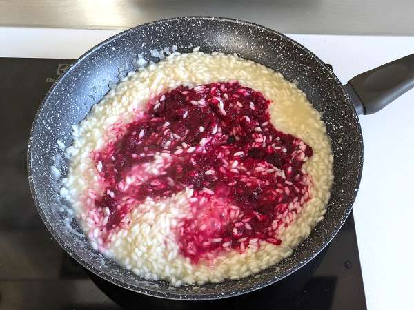 Rižota iz rdeče pese in gorgonzole: eksplozija barv in intenzivnih okusov - Priprava korak 6