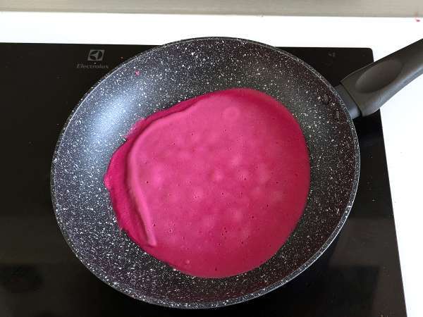 Rolice palačink iz rdeče pese z rikoto in rukolo - Priprava korak 4