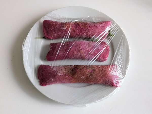 Rolice palačink iz rdeče pese z rikoto in rukolo - Priprava korak 8