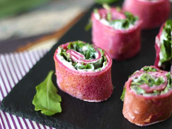 Rolice palačink iz rdeče pese z rikoto in rukolo - Priprava korak 10