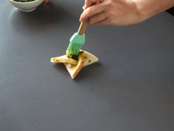 Česnov kruh po zvezdicah s kruhom za sendviče - Priprava korak 8