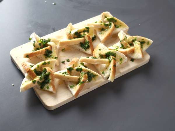 Česnov kruh po zvezdicah s kruhom za sendviče - Priprava korak 9