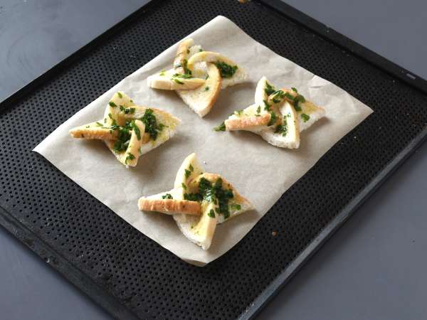 Česnov kruh po zvezdicah s kruhom za sendviče - Priprava korak 12