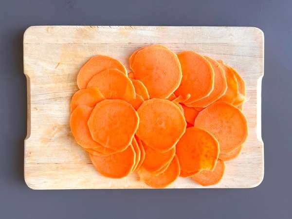 Čips iz sladkega krompirja za mikrovalovno pečico - Priprava korak 1