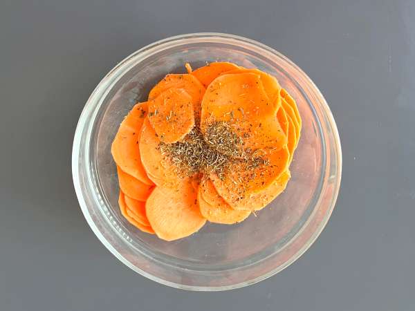 Čips iz sladkega krompirja za mikrovalovno pečico - Priprava korak 2