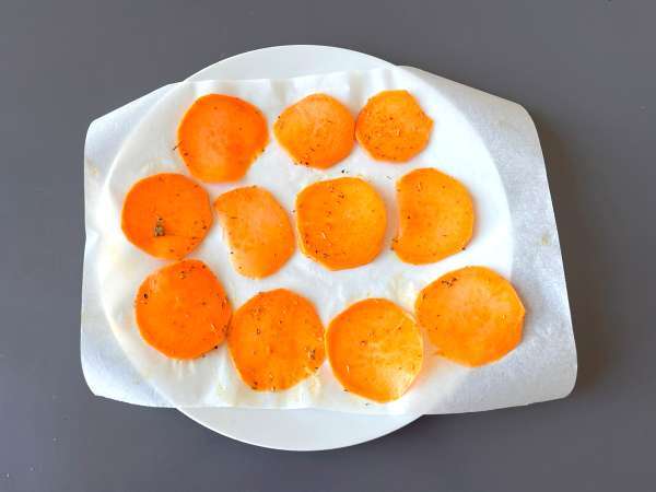 Čips iz sladkega krompirja za mikrovalovno pečico - Priprava korak 3