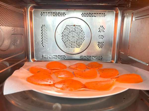 Čips iz sladkega krompirja za mikrovalovno pečico - Priprava korak 4