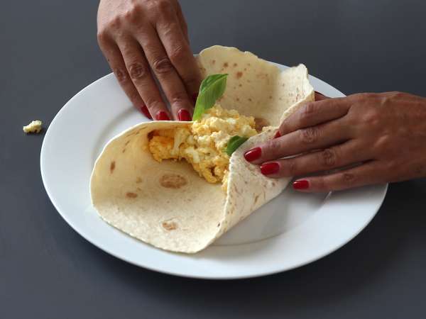 Mehak in super beljakovinski zavitek z jajcem in feto - Priprava korak 7