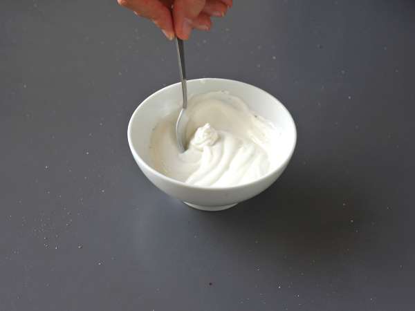 Jajca po turško na jogurtovi osnovi z začinjenim oljem - çilbir - Priprava korak 1